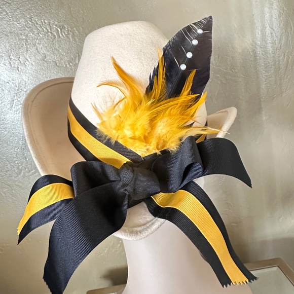 STRIKING 1970s' IVORY FELT FEDORA + YELLOW/BLACK TRIM & FEATHERS - Picture 4 of 9